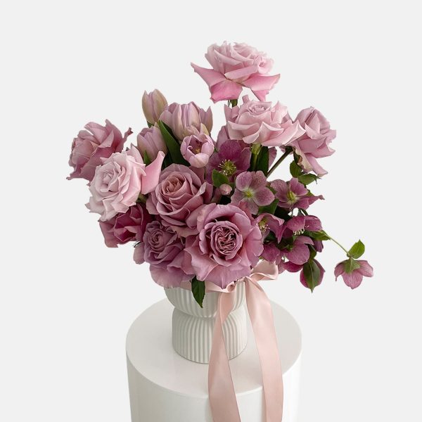 shop-florist-online-fresh-flowers-vased-arrangement-of-rose-and-tulips-on-the-gold-coast