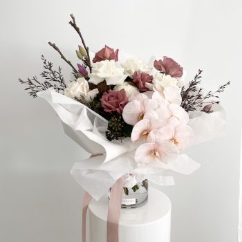 Florists-near-me-bouquet-of-mocha-and-white-roses-with-a-tinted-Phalaenopsis-orchid-stem-arranged-in-a-vase-gold-coast