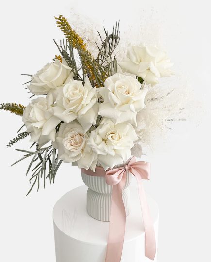 shop-florist-online-fresh-flowers-vased-arrangement-of-white-rose-on-the-gold-coast