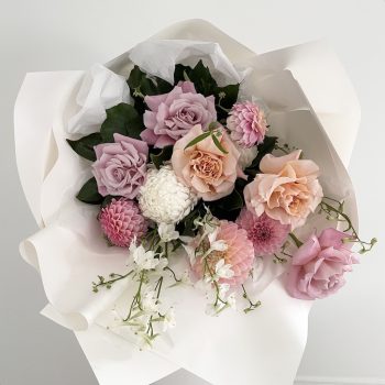 Hope-island-florist-bouquet-of-peach-and-pink-flowers-gold-coast