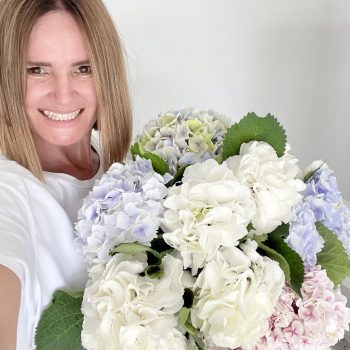 Oxenford-florist-LULLY-&-ROSE-floral-studio-owner-with-locally-grown-hydrangea-Gold-Coast