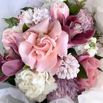 pink-and-peach-flowers-in-a-posy-flower-delivery-gold-coast