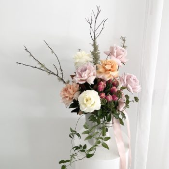 vase-arrangement-of-roses-and-tulips-Oxenford-flower-delivery