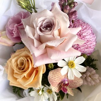 Robina-florist-send-love-bouquet-of-seasonal-flowers-gold-coast